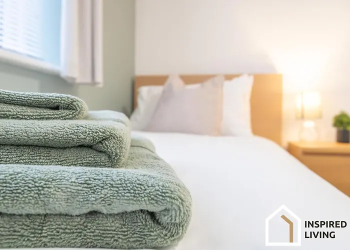 Stylish & Modern 2 Bed 2 Bath With Free Parking