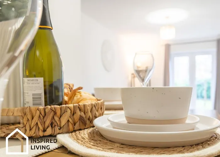 Stylish & Modern 2 Bed 2 Bath With Free Parking