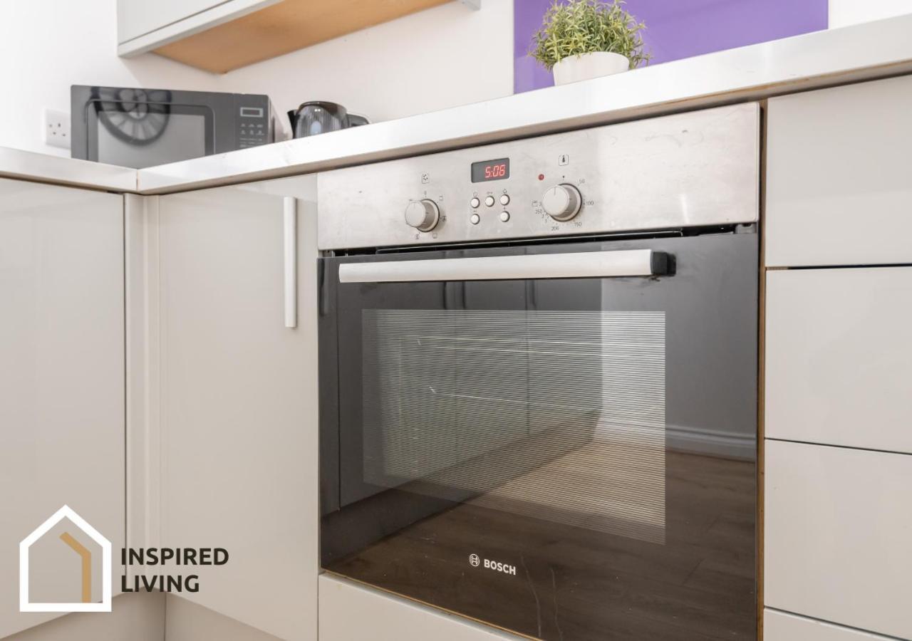 Stylish & Modern 2 Bed 2 Bath With Free Parking * Leeds (West Yorkshire)