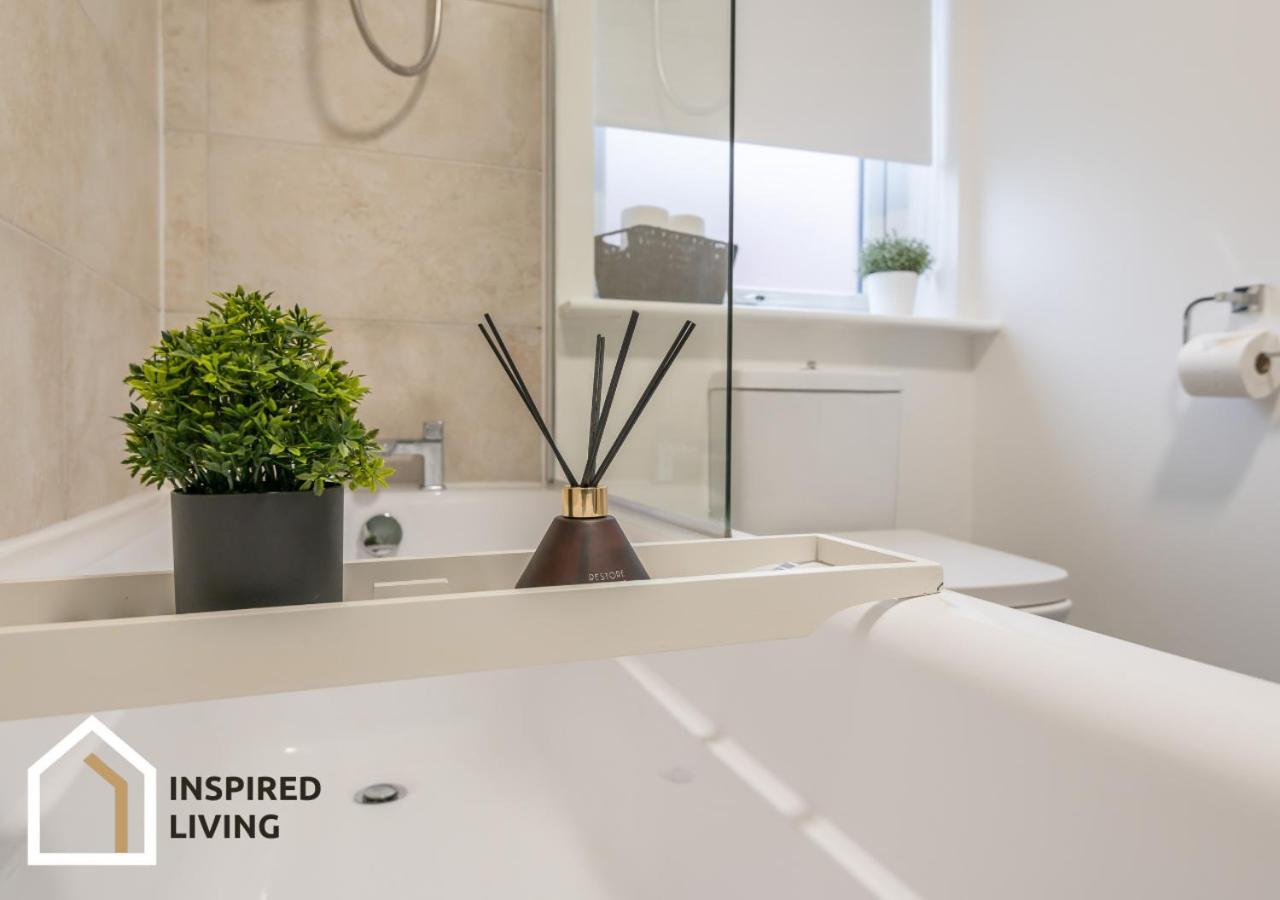 Stylish & Modern 2 Bed 2 Bath With Free Parking Apartment
