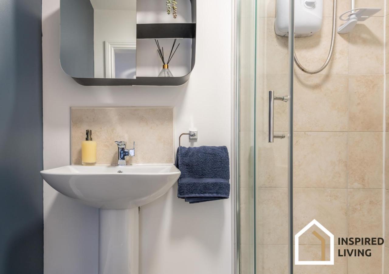 Stylish & Modern 2 Bed 2 Bath With Free Parking Apartment Leeds (West Yorkshire)