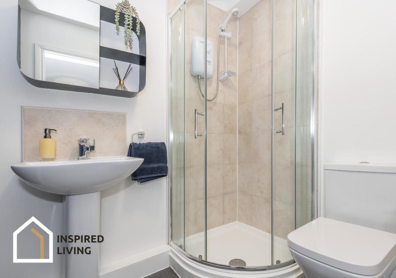 Stylish & Modern 2 Bed 2 Bath With Free Parking *